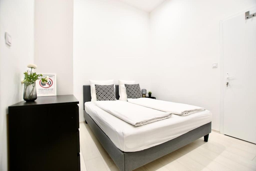 Standard Apartment By Hi5-St. King Mini Studio Budapesta Exterior foto
